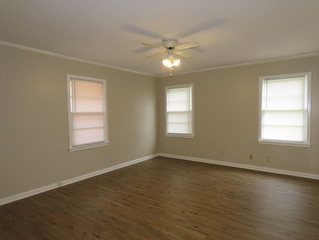 Building Photo - Cozy 2 Bedroom Home