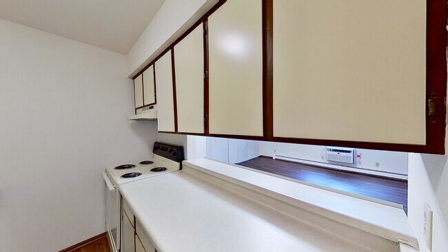 Building Photo - Lower Studio Apartment Available