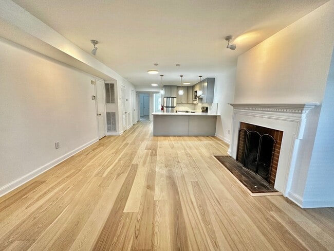 Building Photo - Captivating Capitol Hill Barracks Row Renovated 2 Bedroom Apt w/ Parking & Patio