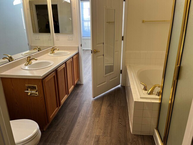 Building Photo - Spacious Townhouse Available in Lafayette