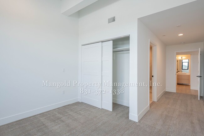 Building Photo - Luxurious 2-Bed 2.5-Bath Condo Located in ...