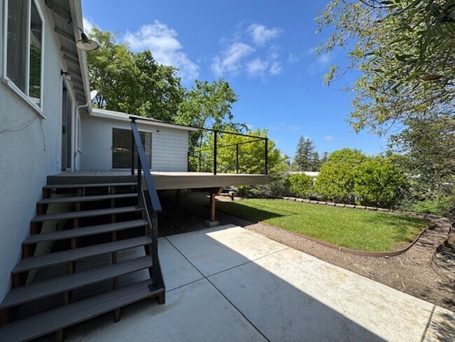 Building Photo - Charming single level home in Parkmead neighborhood