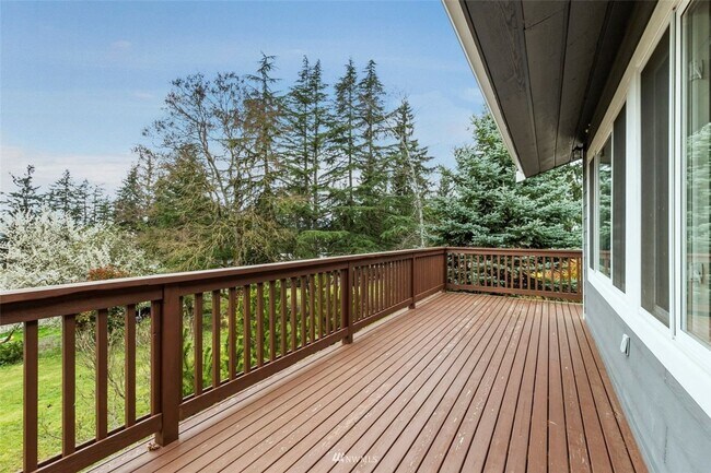Building Photo - Beautiful 4 Bedroom Close to Everything!