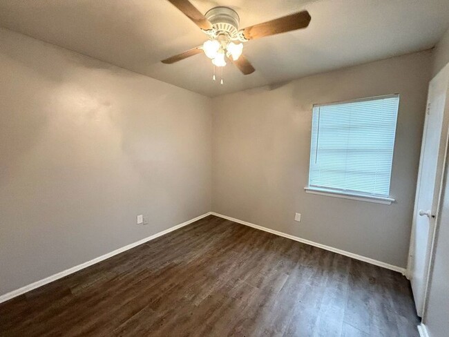 Building Photo - 413 Freestone Dr