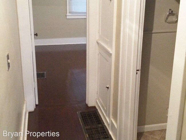 Building Photo - 2 br, 1 bath House - 540 E LOREN