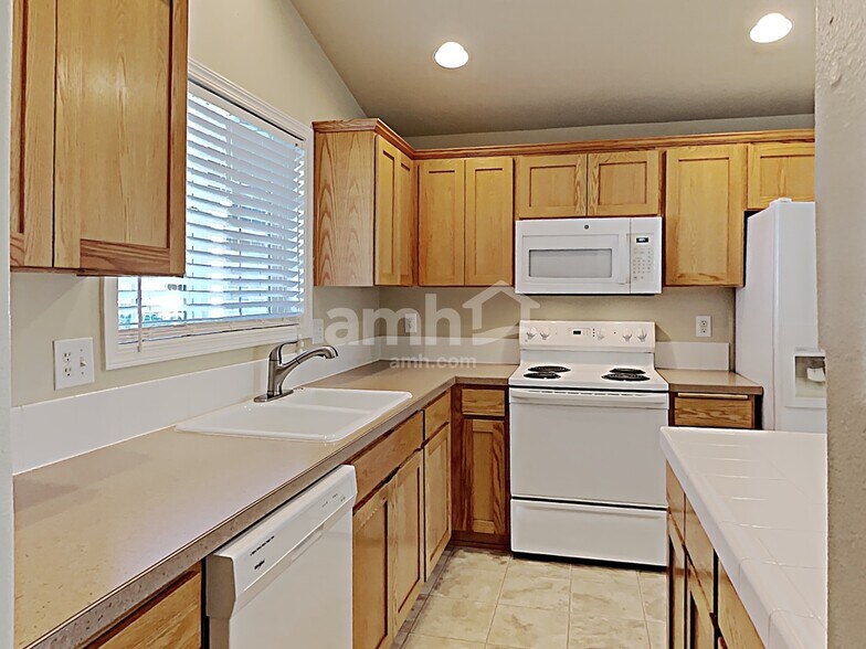 Building Photo - 1692 SW Creekside Ln