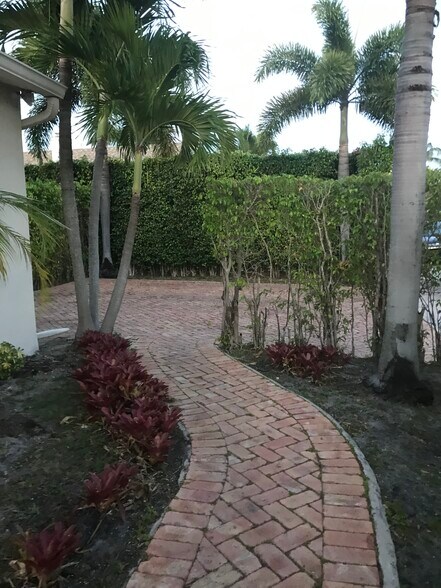 Building Photo - 247 Malverne Rd