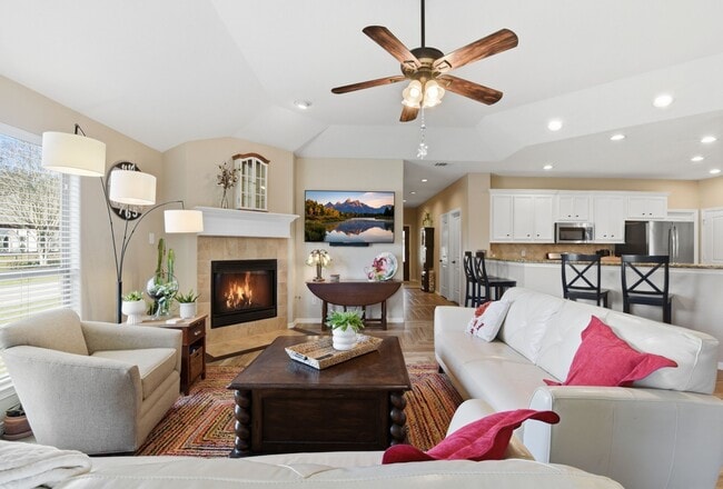 Building Photo - 102 Golfview Ct