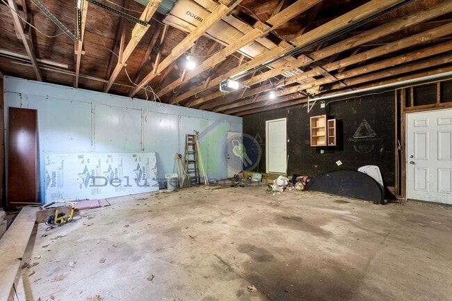 Building Photo - 4 bedroom 3.5 bath