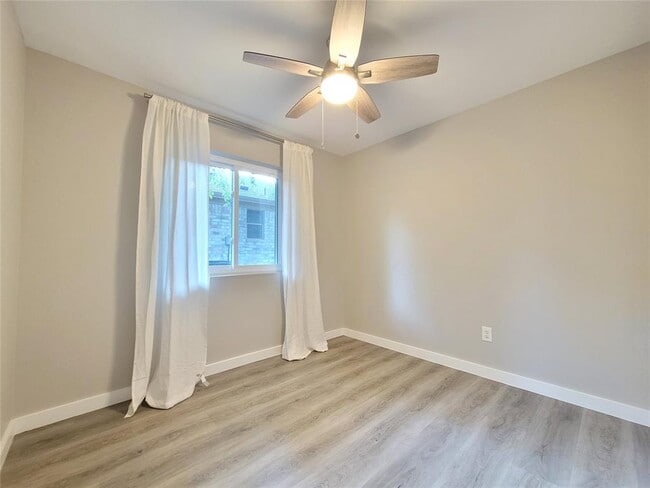 Building Photo - 804 Kavanagh Dr