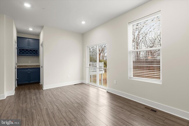 Building Photo - 304 Sweetbay Rd