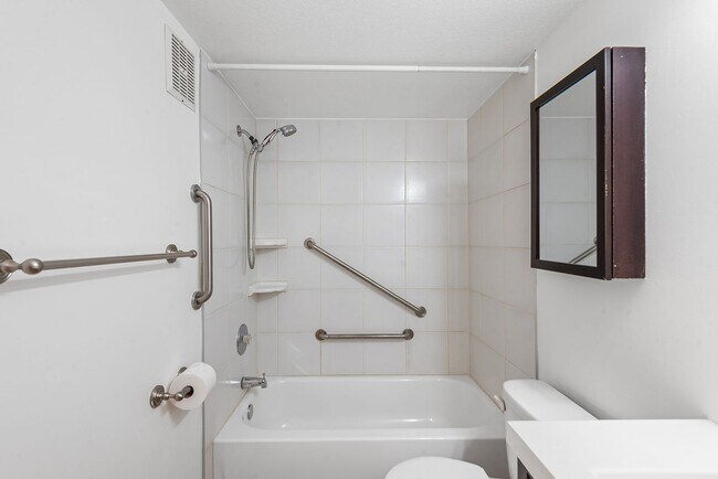 Building Photo - ONE BEDROOM APARTMENT AVAILABLE!