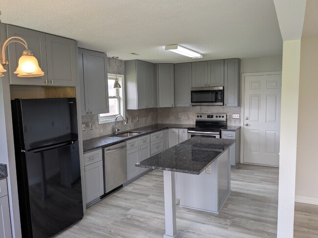 Building Photo - 102 Populus Dr