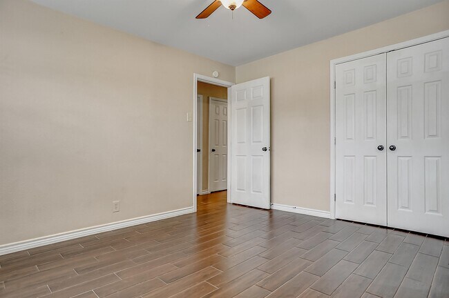 Building Photo - 921 Holiday Dr
