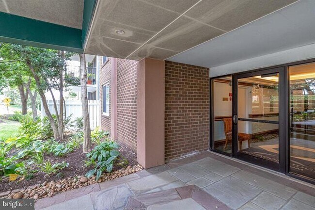 Building Photo - 1515 S Arlington Ridge Rd