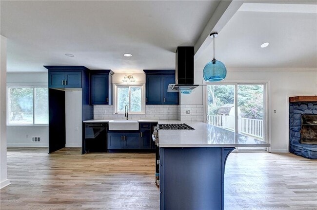 Building Photo - 6085 Glenridge Dr