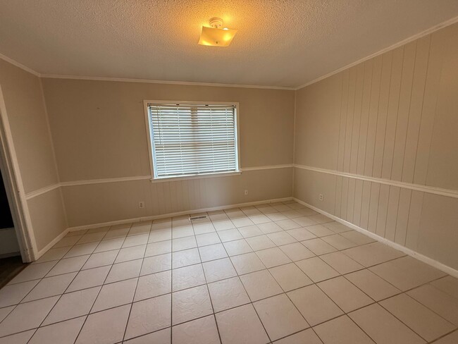 Building Photo - Charming 3-Bedroom Home with Spacious Yard...