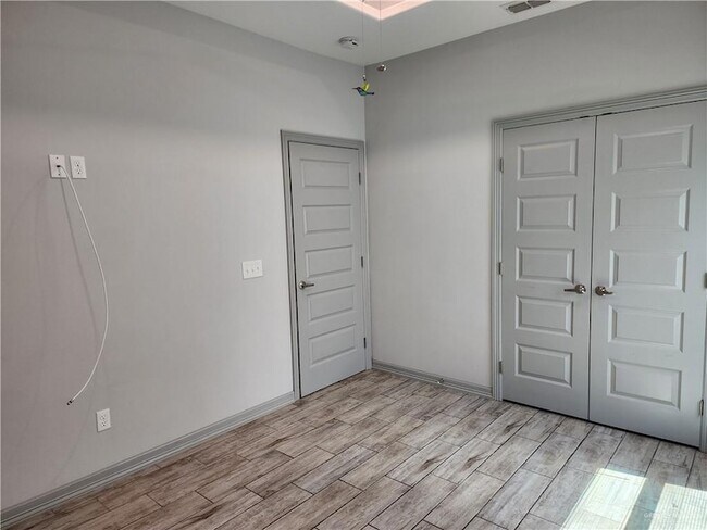 Building Photo - 5804 Nightingale Ave