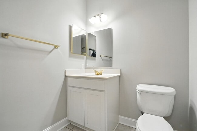 Building Photo - Move-in Ready: 2 Bedroom Condo!
