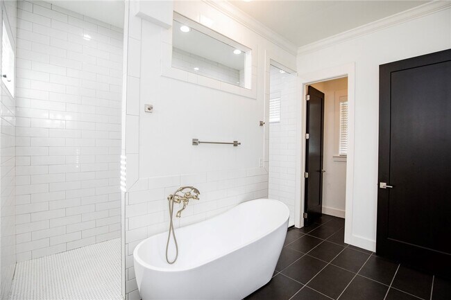 Building Photo - 3 S Castle Oaks Ct