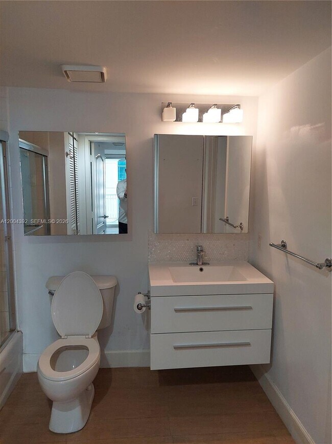 Building Photo - 1200 Brickell Bay Dr