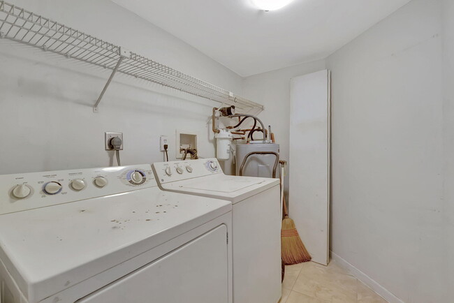 Building Photo - 950 Lavers Cir