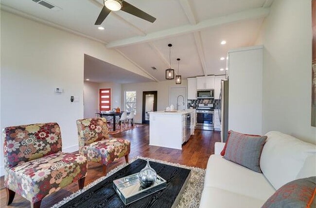 Building Photo - 5204 King Charles Dr