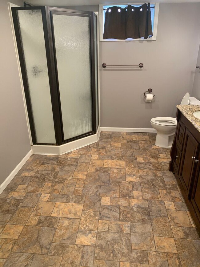 Building Photo - Lovely Ranch Home with Hardwood Floors and...