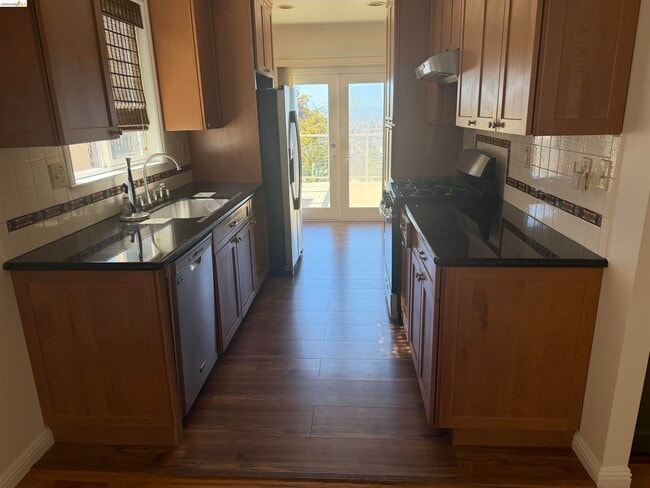 Building Photo - 3281 Madera Ave