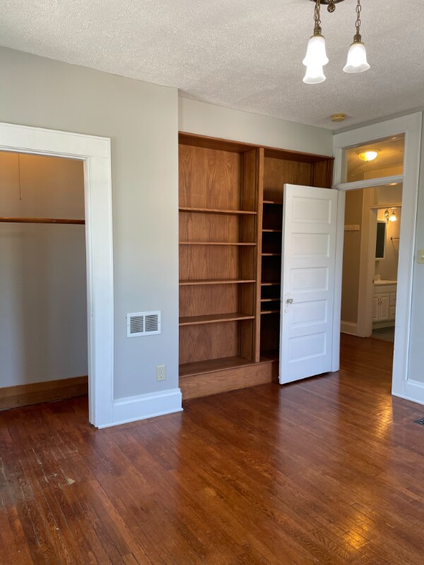 Building Photo - 462 King Ave