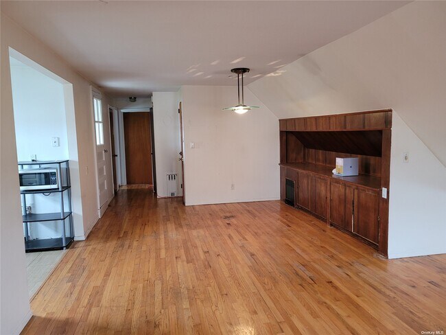 Building Photo - 624 E Walnut St