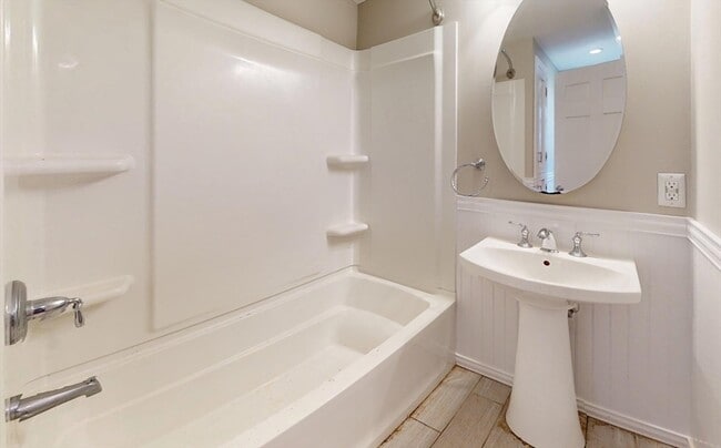 Building Photo - 55 Brentwood St