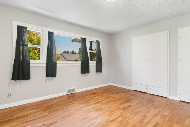 Building Photo - 4 Bedroom 2 Bath