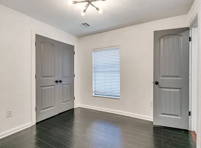 Building Photo - Fully Remolded 2bed/2bath with a Versatile...