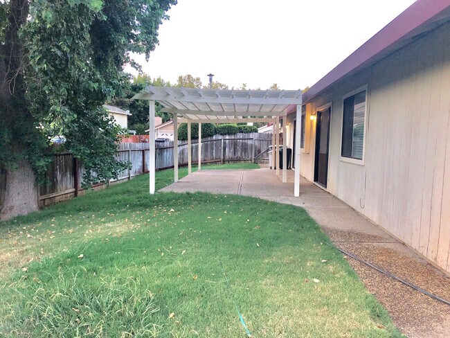 Building Photo - AVAILABLE FOR MOVE IN ON 8/1/26 -  RECENTLY RENOVATED 3 BED, 2 BATH 1 STORY ON LARGE CORNER LOT