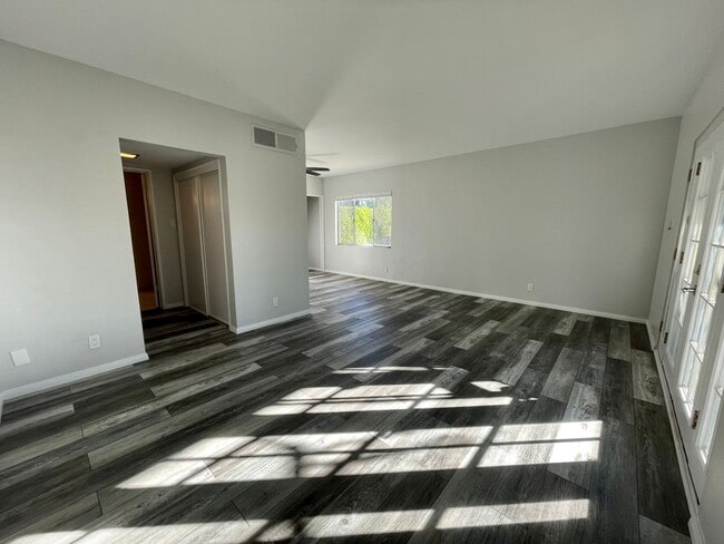 Building Photo - AVAILABLE NOW!!! Charming 1 Bed / 1 Bath apartment in PALM SPRINGS!