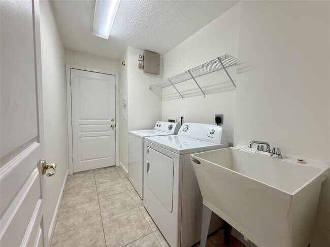 Building Photo - 10495 SW West Park Ave