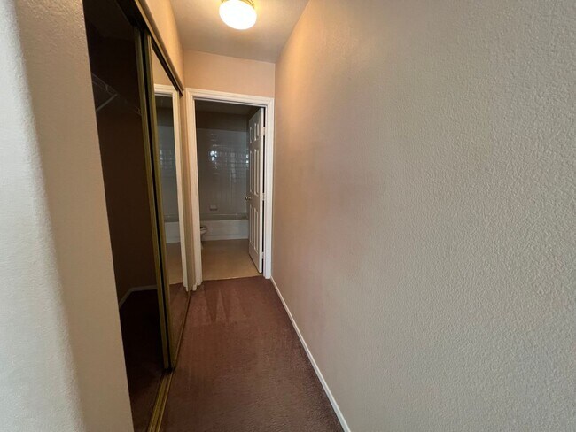 Building Photo - Spacious 2bed/ 2.5 bath Townhouse in Gated...