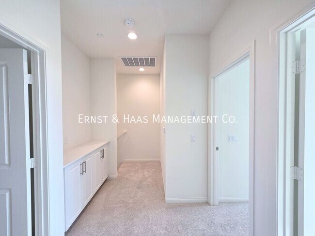 Building Photo - 2420 E Lincoln Ave