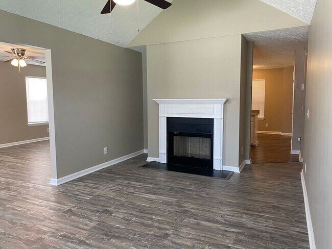 Building Photo - Beautiful Renovated House in North Nashville - Fenced in Yard!