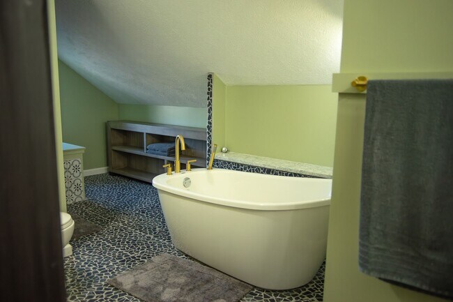 Building Photo - 4174 Cass St