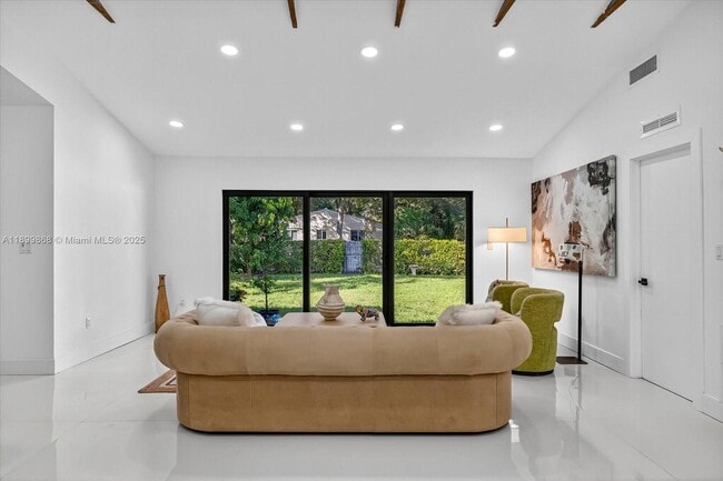 Building Photo - 125 NE 107th St