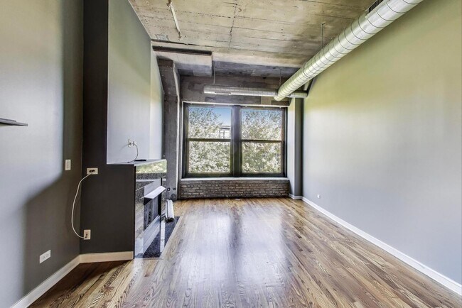 Building Photo - 1071 W 15th St