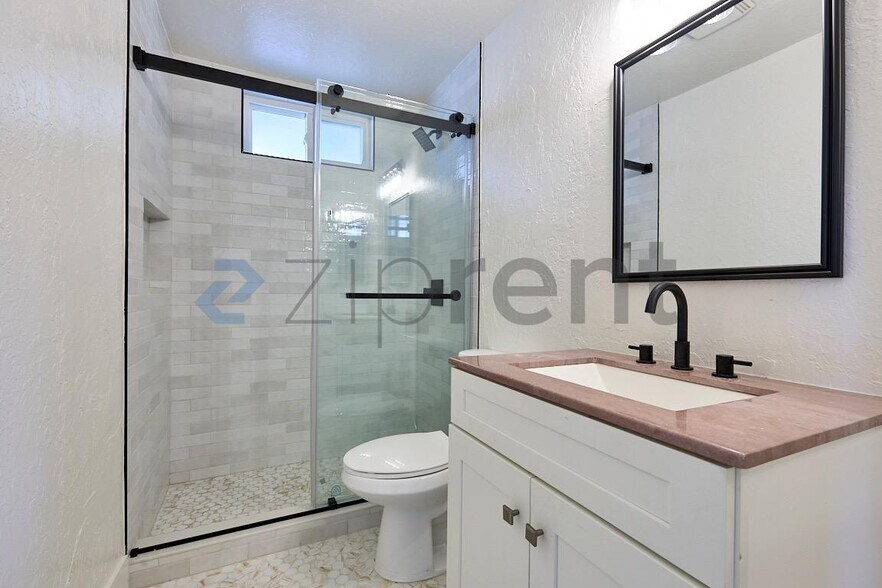 Building Photo - Unit A