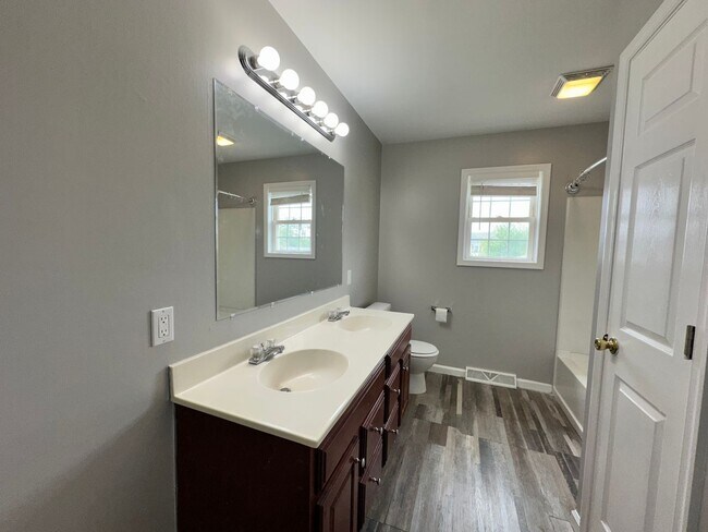 Building Photo - 206 Lighthouse Dr