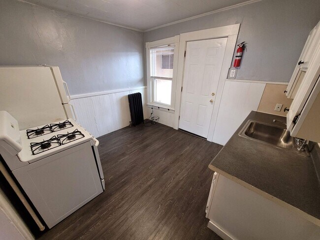 Building Photo - $1400 - All Inclusive Studio / 1 Bath Apar...