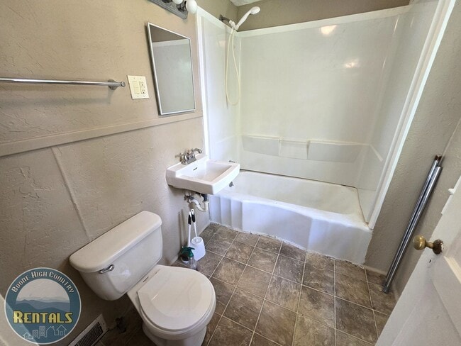 Building Photo - 310 Ridge St NW