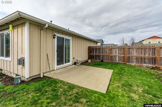 Building Photo - Available Now: Well-kept home on a corner lot in a desired SW neighborhood