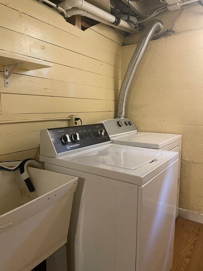 Building Photo - 109 Lathrop St