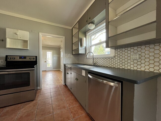 Building Photo - Charming St. Johns Bungalow with Fireplace, Bonus Space & Large Backyard